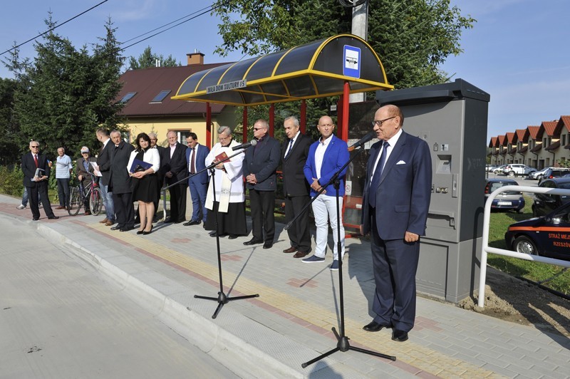 Prezydent Rzeszowa przemawia podczas otwarcia ul. Miłej